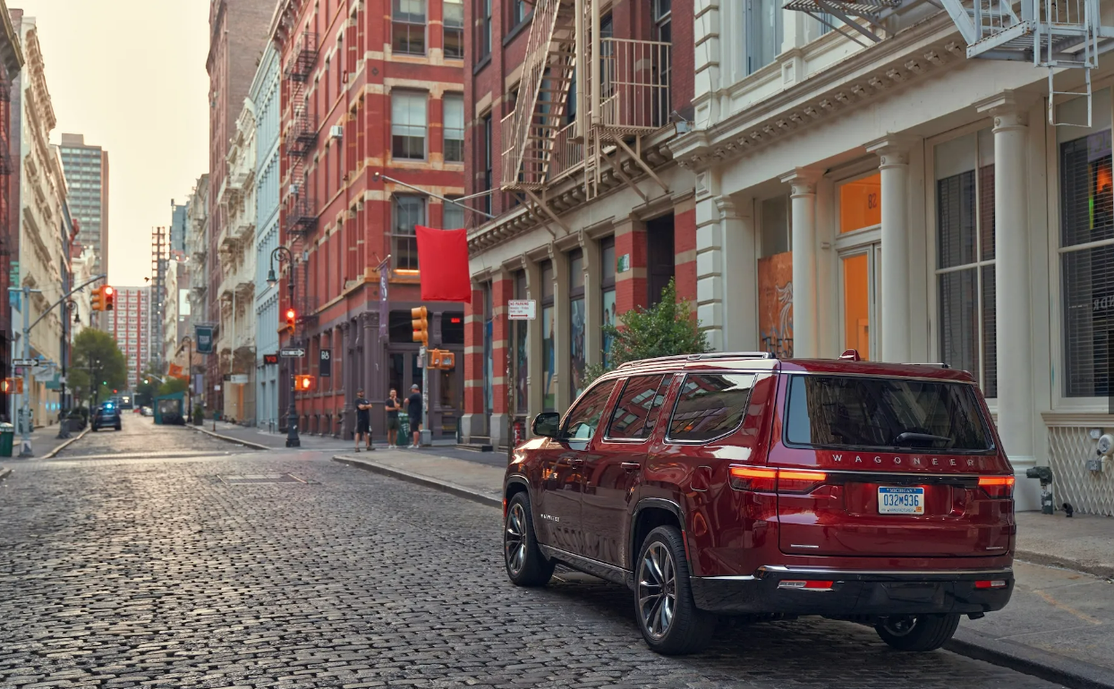 Jeep Wagoneer'ın 3 sıralı SUV'u da Menzil Artıcıyla Elektrikli Olacak